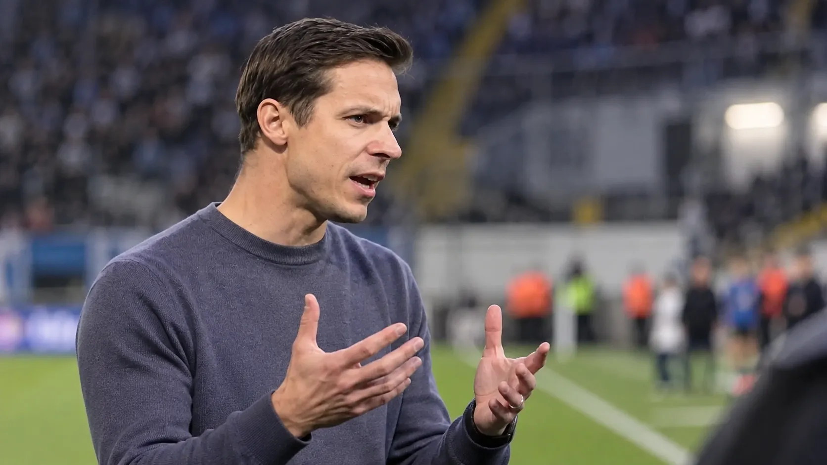 David Hubert tijdens een interview langs de zijlijn na een wedstrijd van Union.