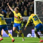Spelers van KVC Westerlo vieren een doelpunt in een wedstrijd tegen Royal Antwerp FC.