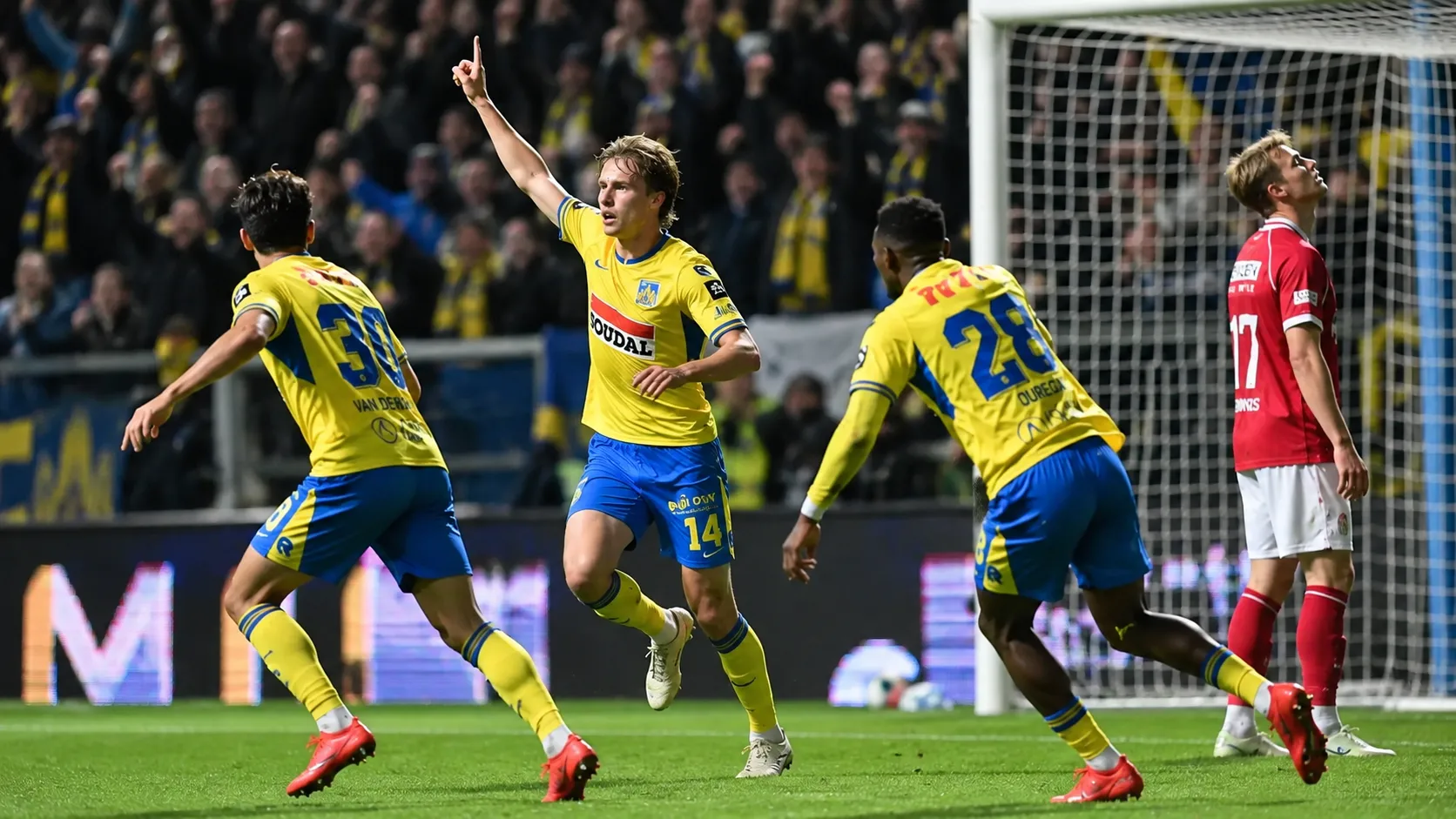 Spelers van KVC Westerlo vieren een doelpunt in een wedstrijd tegen Royal Antwerp FC.