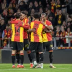 Mechelse spelers vieren samen op het veld tijdens een Jupiler Pro League-wedstrijd.