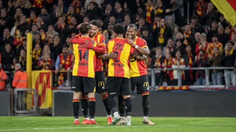 Mechelse spelers vieren samen op het veld tijdens een Jupiler Pro League-wedstrijd.