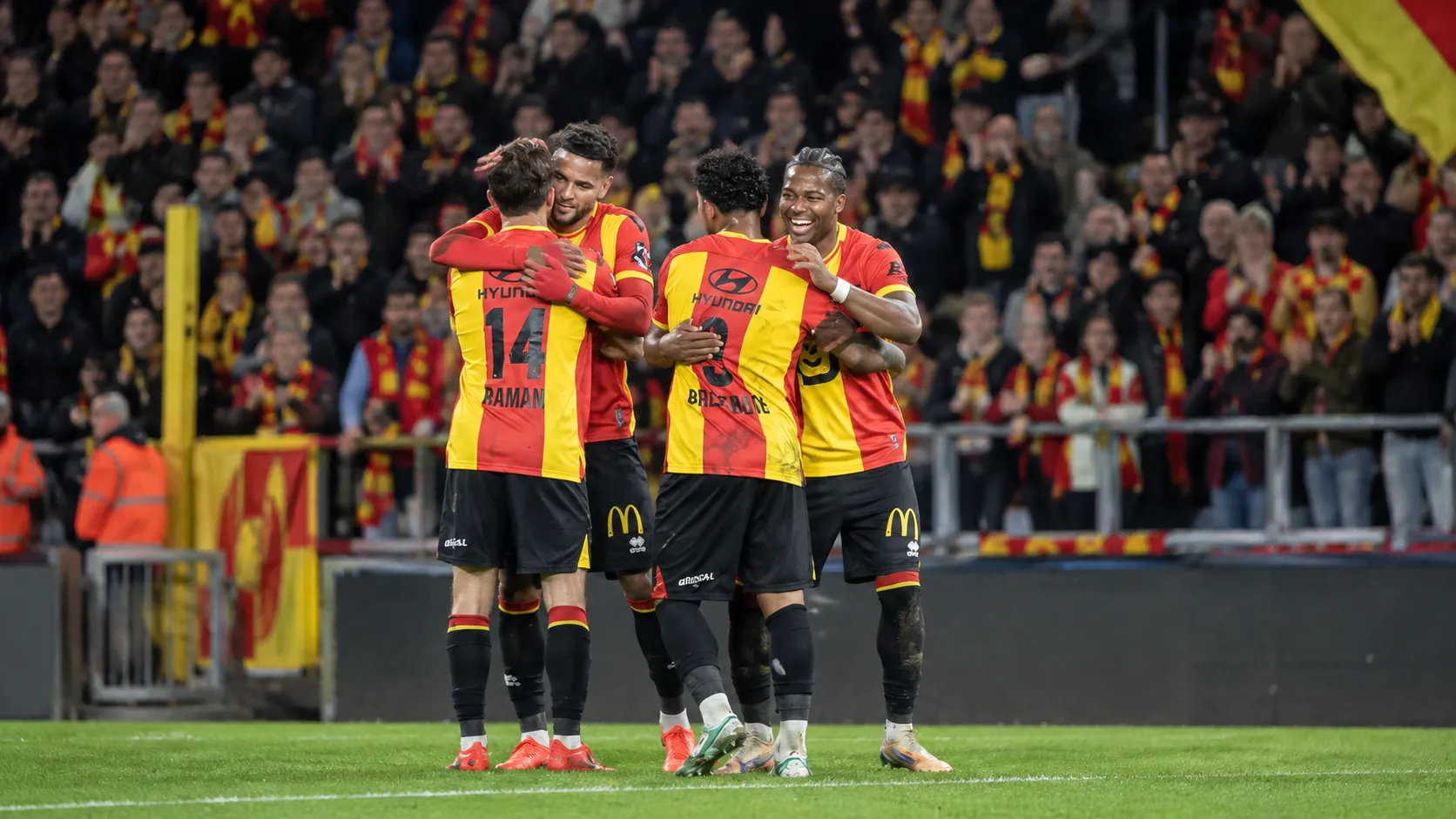 Mechelse spelers vieren samen op het veld tijdens een Jupiler Pro League-wedstrijd.