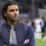 Marvin Compper staat na een wedstrijd met een ernstige blik aan de zijlijn.