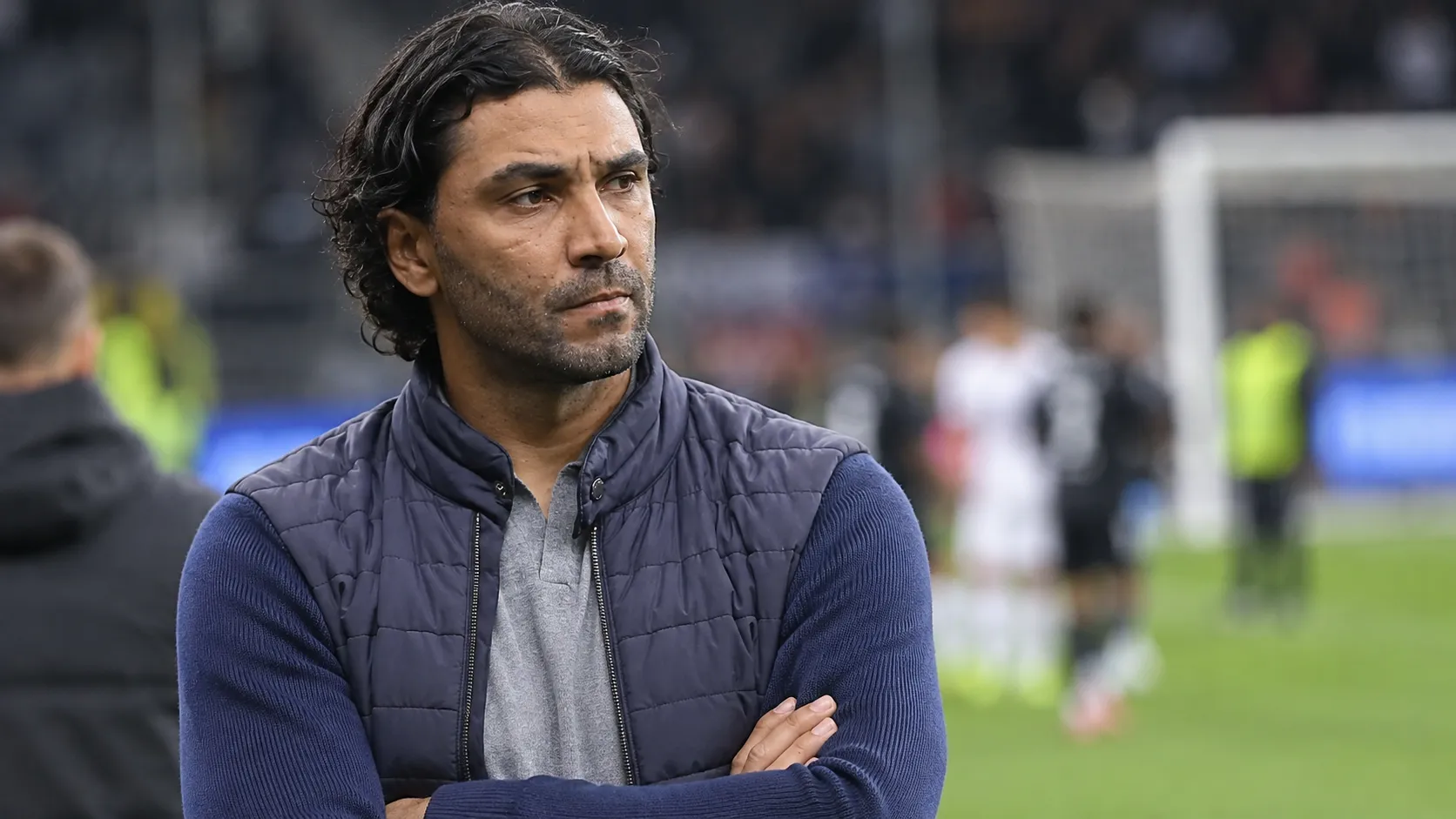 Marvin Compper staat na een wedstrijd met een ernstige blik aan de zijlijn.