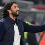 Marvin Compper gebarend langs de zijlijn van een voetbalstadion.