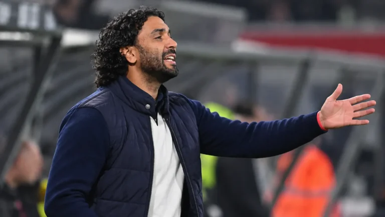 Marvin Compper gebarend langs de zijlijn van een voetbalstadion.