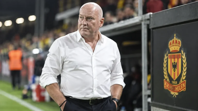 Fred Vanderbiest langs de zijlijn bij KV Mechelen na de wedstrijd.