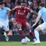 Liverpool- en Manchester City-spelers in duel om de bal tijdens een Premier League-wedstrijd.