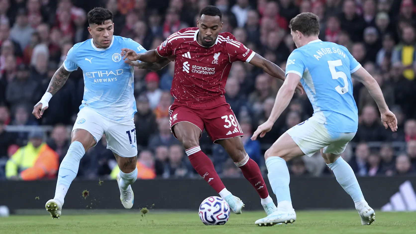 Liverpool- en Manchester City-spelers in duel om de bal tijdens een Premier League-wedstrijd.