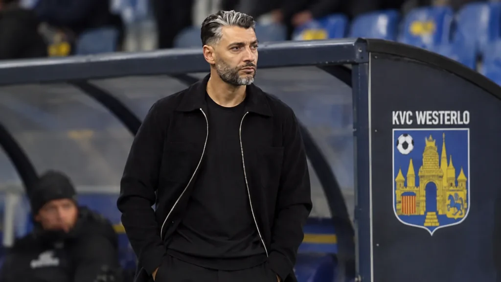Issame Charaï staat na de wedstrijd geconcentreerd langs de zijlijn bij Westerlo.