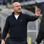 Frédéric De Meyer gebaart langs de zijlijn na een wedstrijd van STVV.