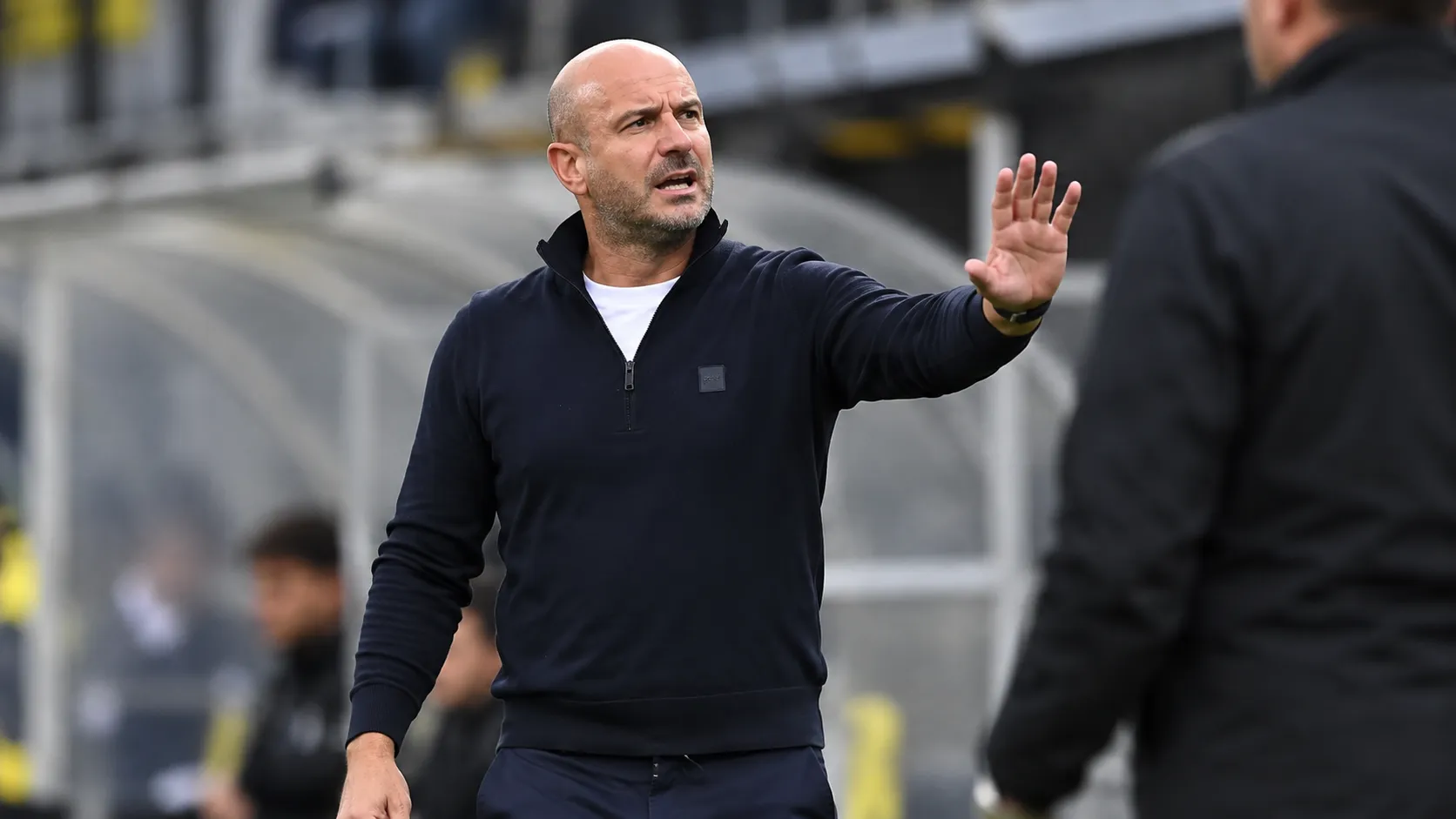 Frédéric De Meyer gebaart langs de zijlijn na een wedstrijd van STVV.