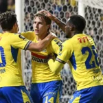 Een groep Westerlo-spelers viert een doelpunt vlak voor het doel.