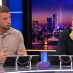 Twee voetbalanalisten aan een desk in een televisiestudio.