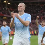 Erling Haaland van Manchester City viert op het veld na een wedstrijd.