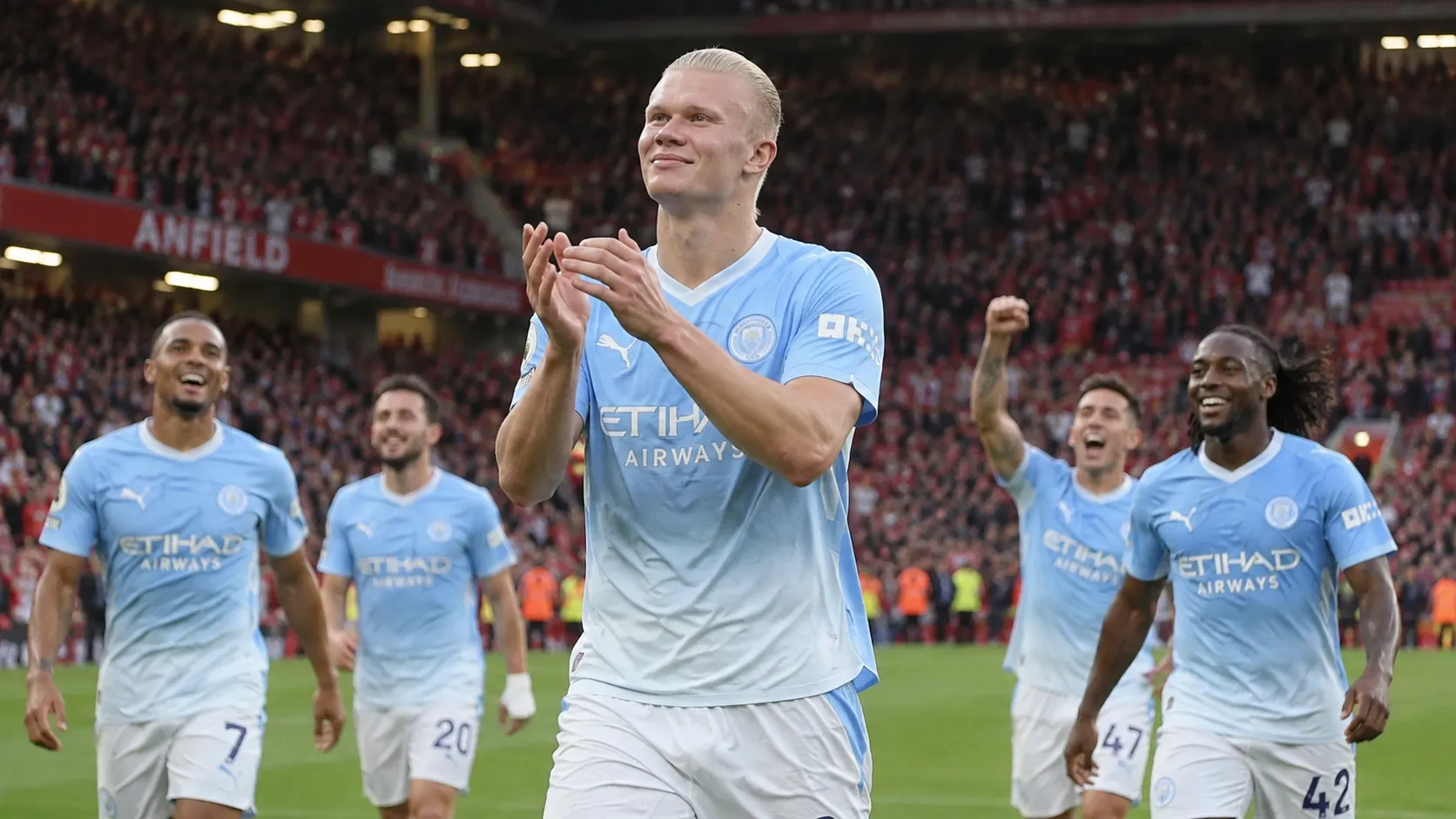 Erling Haaland van Manchester City viert op het veld na een wedstrijd.