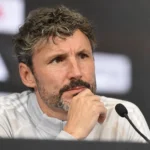 Mark van Bommel tijdens een mediagesprek in een persruimte.