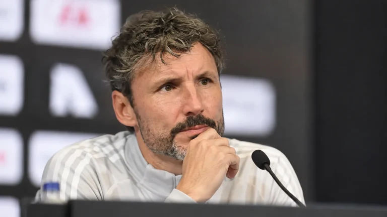 Mark van Bommel tijdens een mediagesprek in een persruimte.