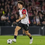 Nacho Ferri in actie op het veld tijdens een avondwedstrijd.