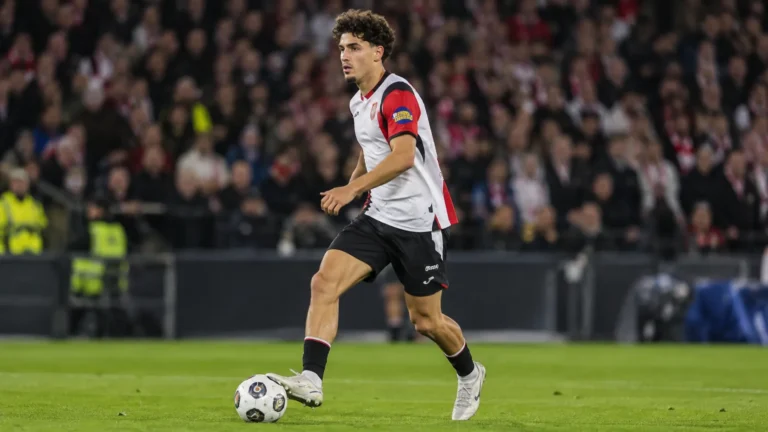 Nacho Ferri in actie op het veld tijdens een avondwedstrijd.