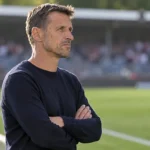 Timmy Simons staat na de wedstrijd langs de zijlijn in een donkere trui.