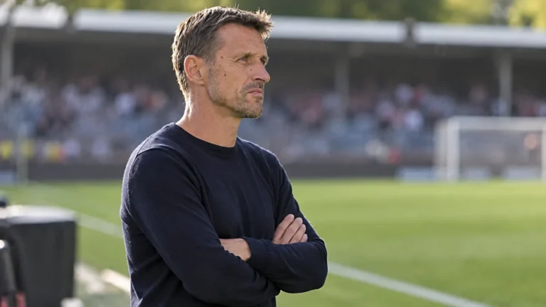 Timmy Simons staat na de wedstrijd langs de zijlijn in een donkere trui.