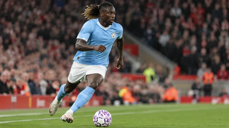 Jérémy Doku in het lichtblauwe tenue van Manchester City tijdens een actie op Anfield.