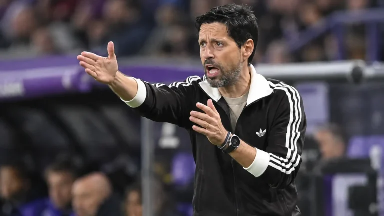 Vitor Bruno applaudisseert langs de zijlijn tijdens een voetbalwedstrijd.