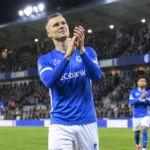 Daan Heymans applaudisseert op het veld na een wedstrijd van KRC Genk.
