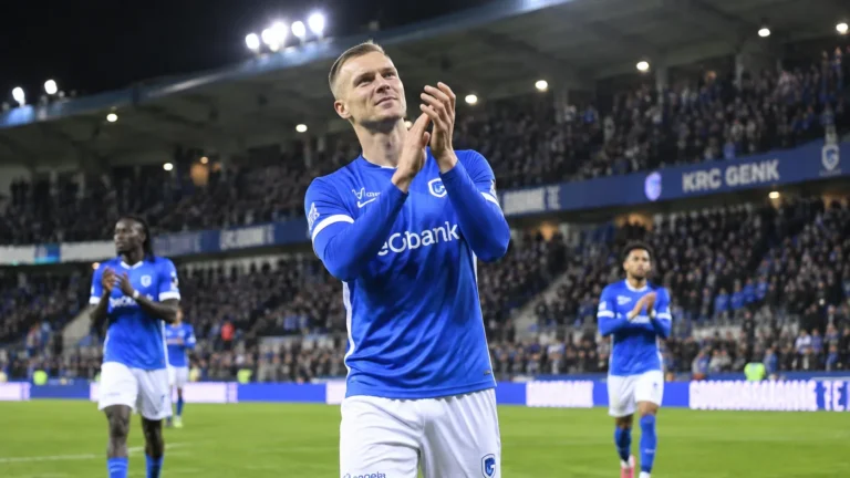 Daan Heymans applaudisseert op het veld na een wedstrijd van KRC Genk.