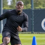 Carlos Forbs warmt op op het oefenveld van Club Brugge in Westkapelle.