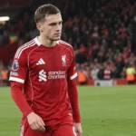 Florian Wirtz in Liverpool-tenue op het veld na een wedstrijd.