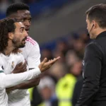 Marc Cucurella protesteert bij de wedstrijdleiding tijdens een wedstrijd van Real Madrid.