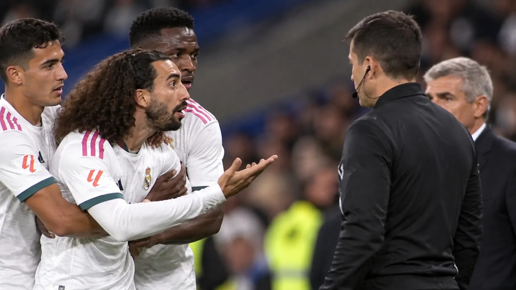 Marc Cucurella protesteert bij de wedstrijdleiding tijdens een wedstrijd van Real Madrid.