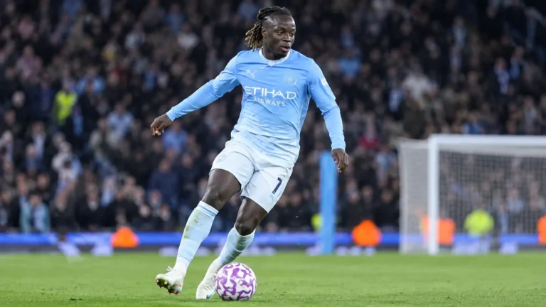 Jérémy Doku van Manchester City controleert de bal tijdens een avondwedstrijd.