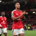 Youri Tielemans applaudisseert in het shirt van Manchester United na een wedstrijd.