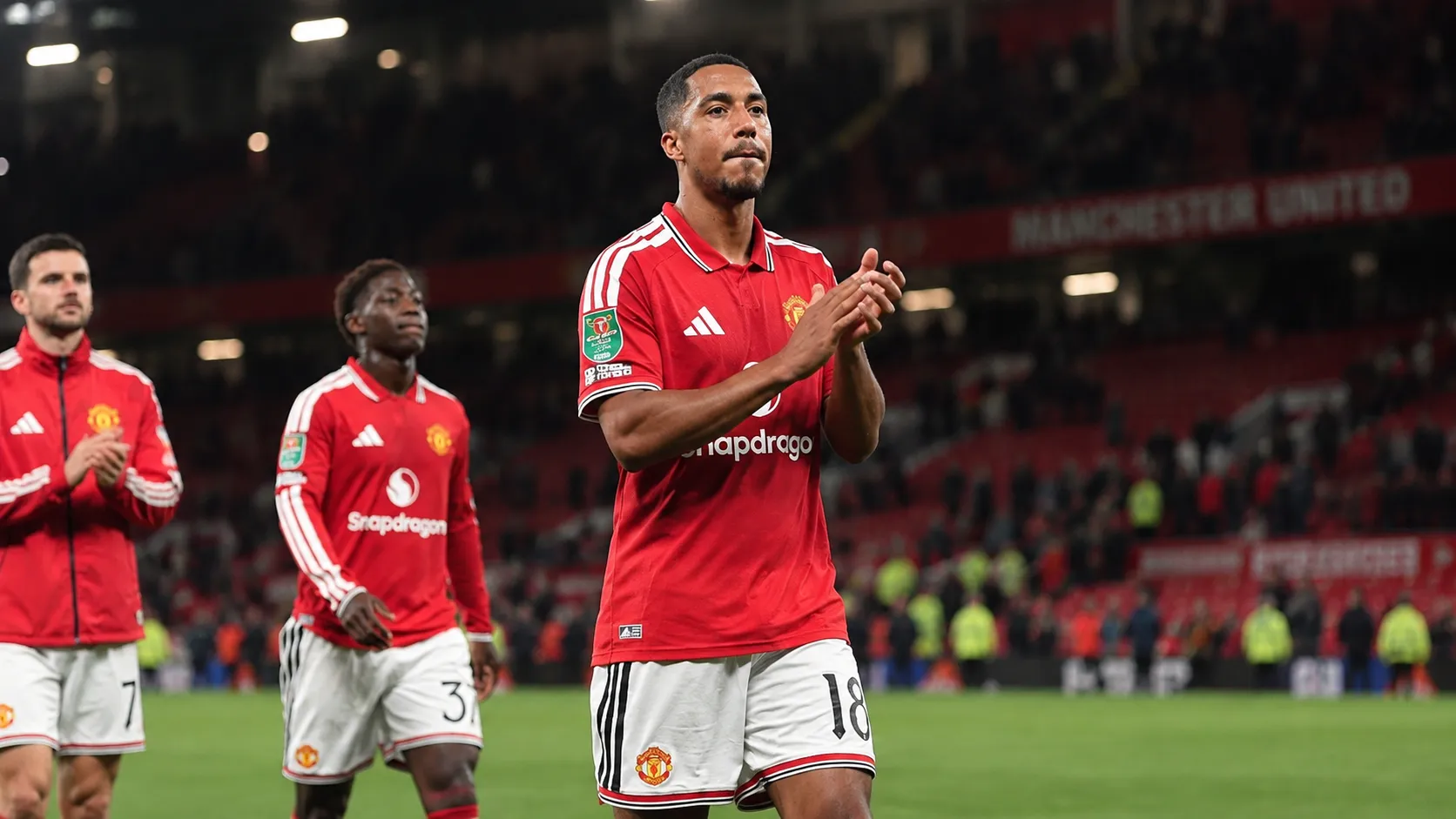 Youri Tielemans applaudisseert in het shirt van Manchester United na een wedstrijd.