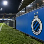 Lege rand van een voetbalveld met een vast Club Brugge-bord.