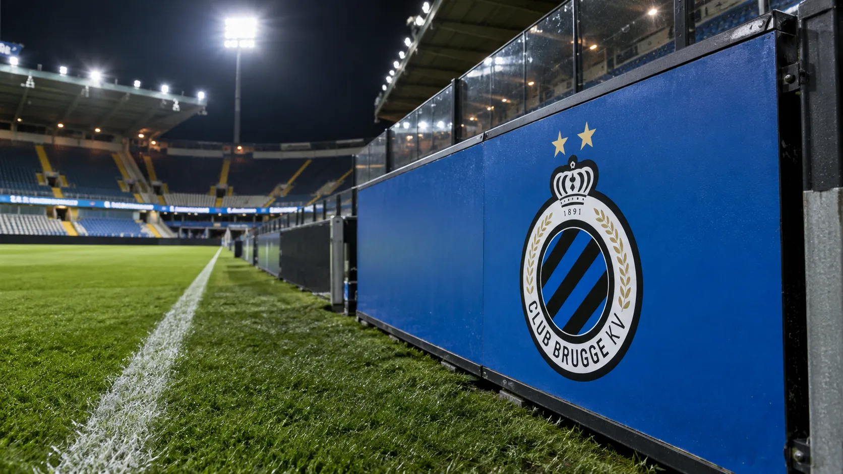 Lege rand van een voetbalveld met een vast Club Brugge-bord.