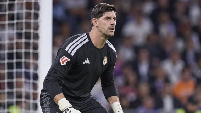 Thibaut Courtois in zwart Real Madrid-keeperstenue bij zijn doelgebied.