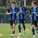 Een groep Club Brugge-spelers werkt een oefenvorm af op het trainingsveld.
