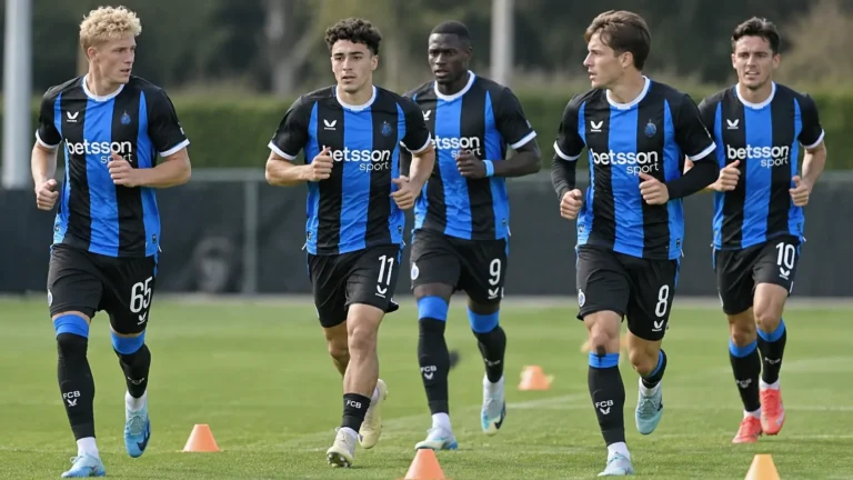 Een groep Club Brugge-spelers werkt een oefenvorm af op het trainingsveld.