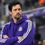 Vítor Bruno staat na de wedstrijd in de technische zone in een paarse Anderlecht-trainingshoodie.