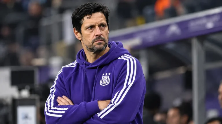Vítor Bruno staat na de wedstrijd in de technische zone in een paarse Anderlecht-trainingshoodie.
