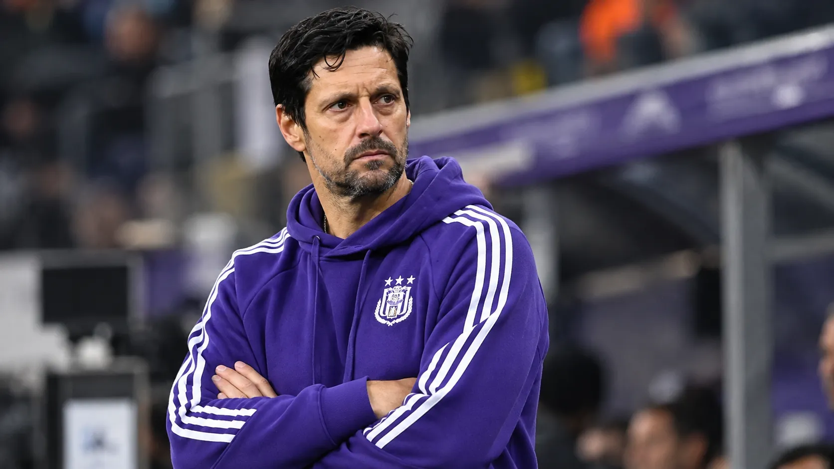 Vítor Bruno staat na de wedstrijd in de technische zone in een paarse Anderlecht-trainingshoodie.