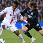 Spelers van Club Brugge en Antwerp in een duel tijdens een wedstrijd.