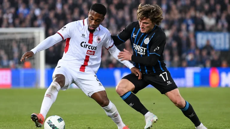 Spelers van Club Brugge en Antwerp in een duel tijdens een wedstrijd.