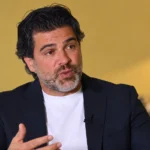 Mehdi Bayat spreekt tijdens een indoorinterview.