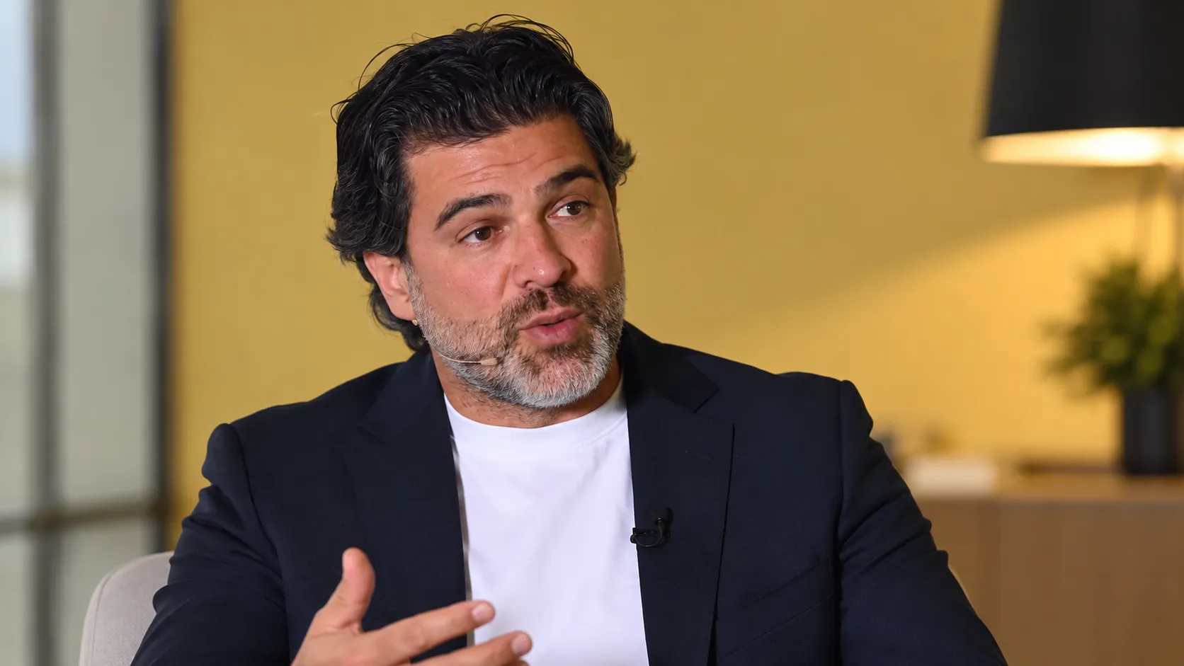 Mehdi Bayat spreekt tijdens een indoorinterview.