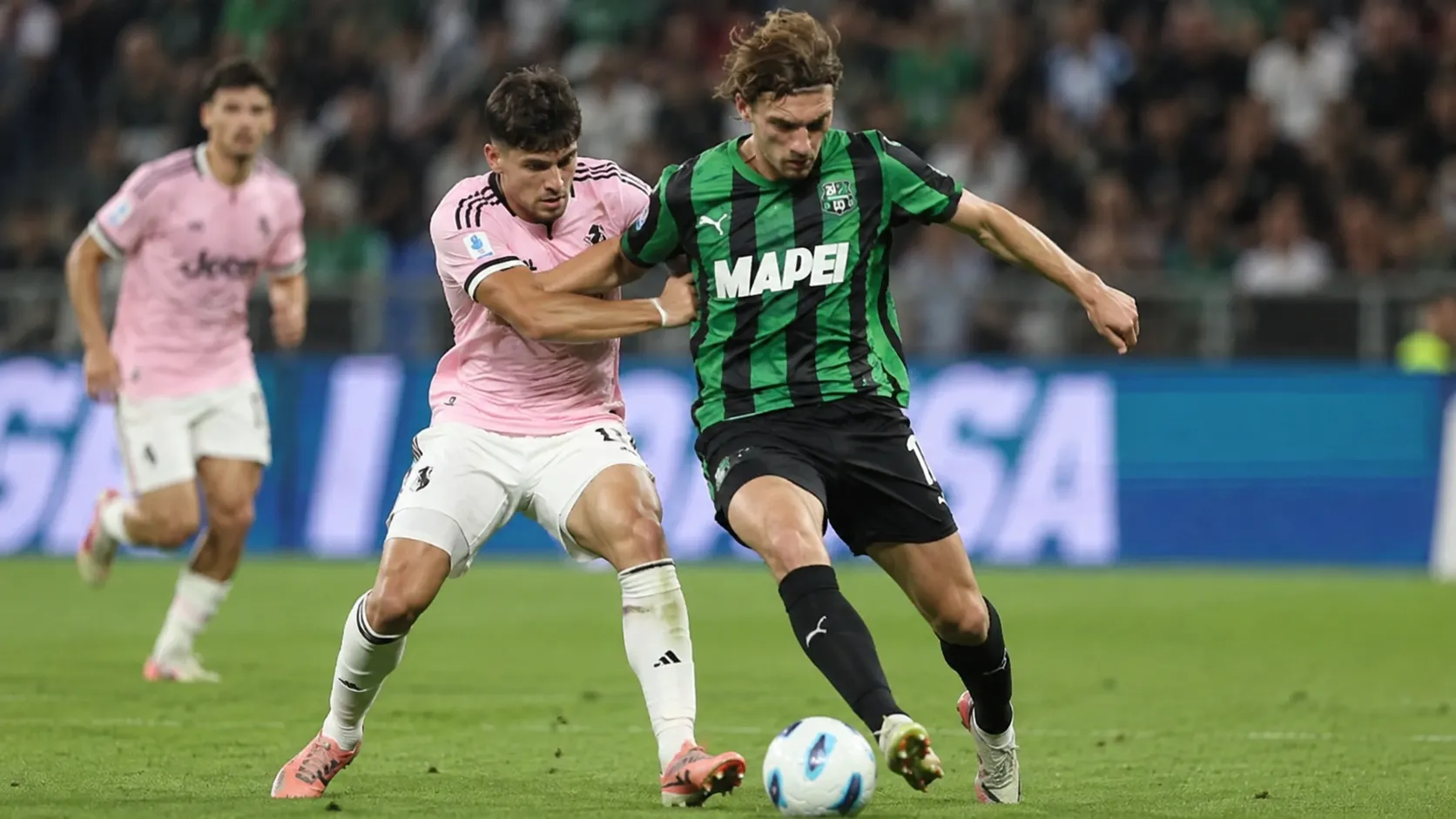 Fedde Leysen van Sassuolo in een duel tijdens een Serie A-wedstrijd.